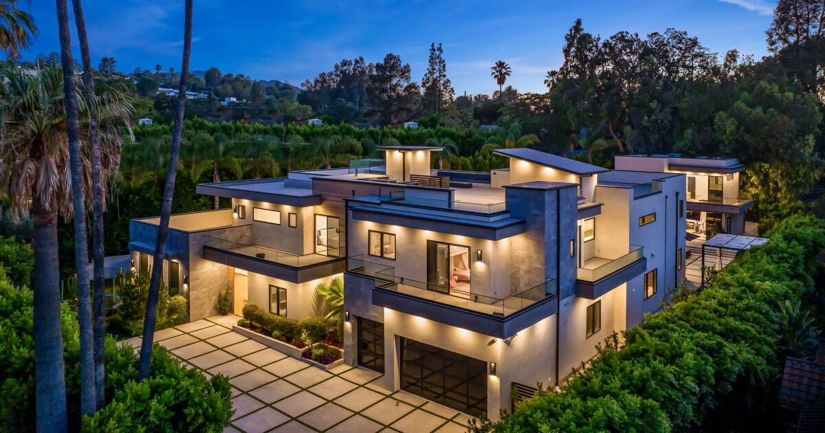 Baseball’s Jimmy Rollins asks .75 million for modern Encino mansion Baseball’s Jimmy Rollins asks .75 million for modern Encino mansion