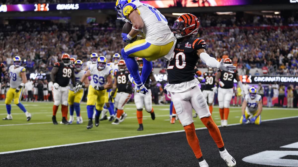 Cincinnati Bengals wide receiver Tee Higgins (85) pulls in a touchdown  catch as Los Angeles Ram …