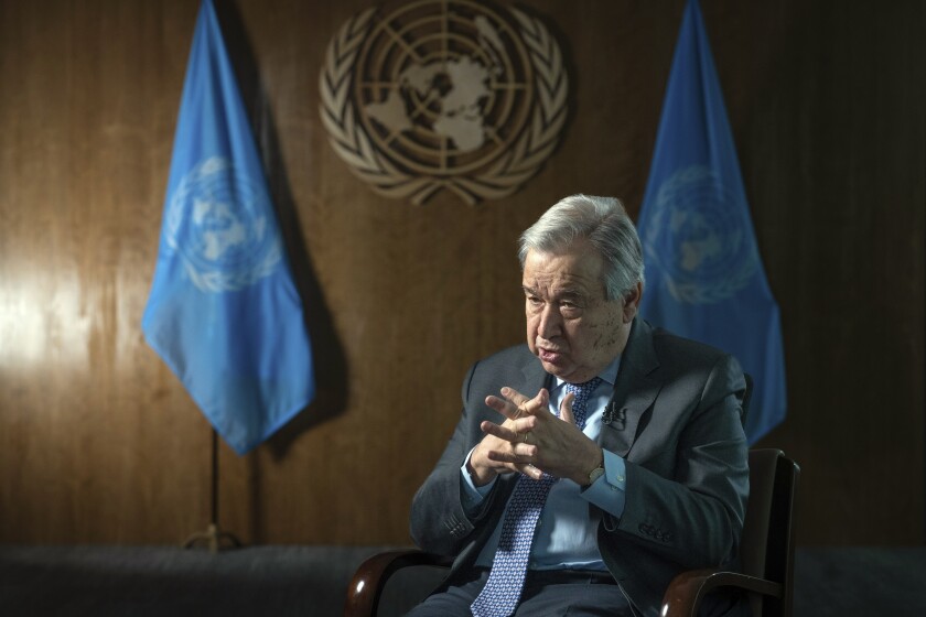 El secretario general de la ONU António Guterres concede una entrevista en la sede de la ONU el jueves 20 de enero de 2022, en Nueva York. (AP Foto/Robert Bumsted)