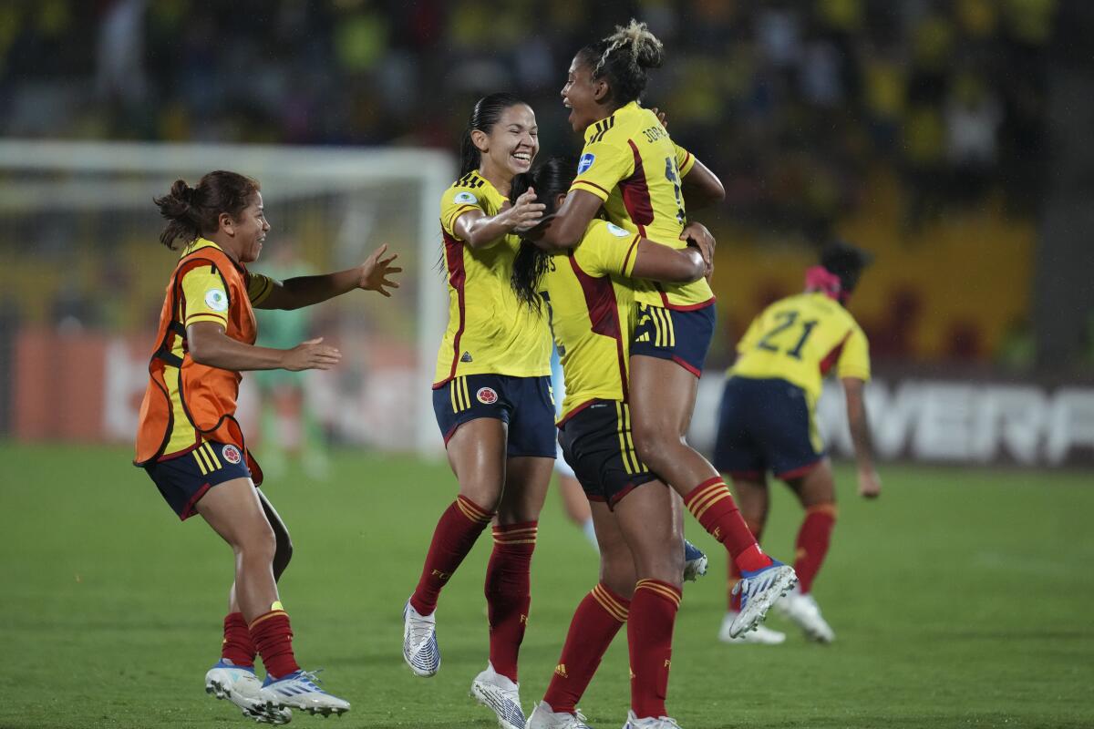 Las jugadoras de la selección de Colombia reaccionan tras la victoria 1-0 ante Argentina 