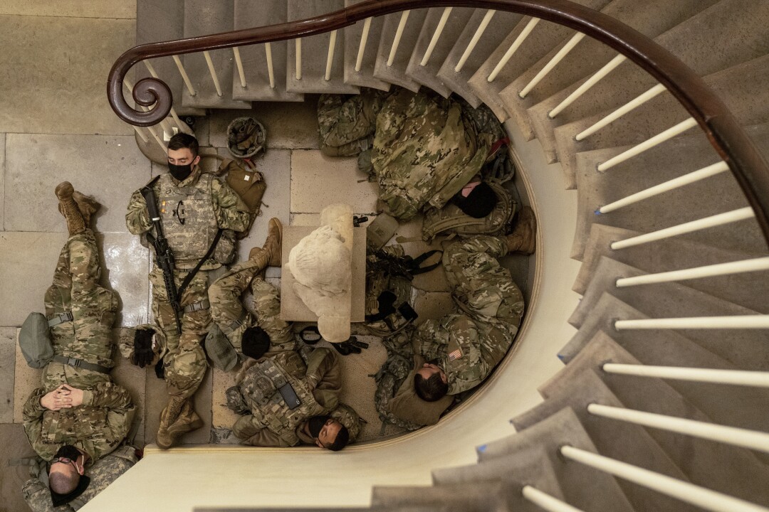 اعضای گارد ملی در پایین یک پلکان مارپیچ می خوابند