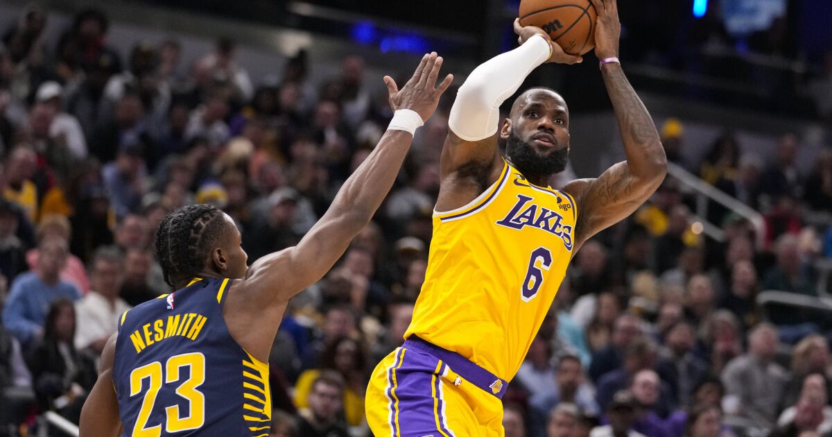 LeBron James et les Lakers se rallient tard, s’accrochent pour vaincre les Pacers