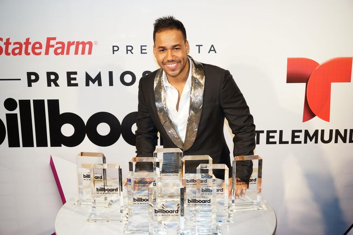 Romeo Santos posa con los galardones recibidos en la ceremonia de entrega de los premios Billboard de la Música Latina 2015.