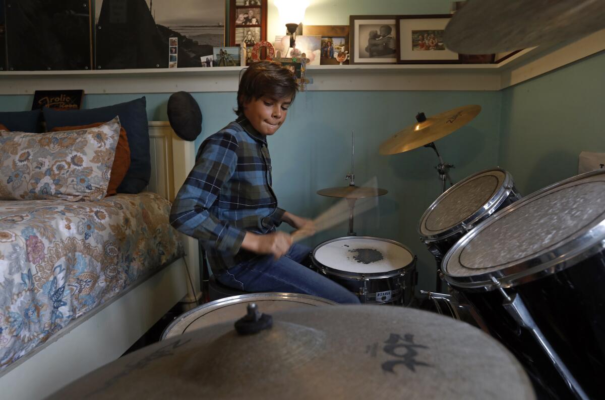 En sus descansos del estudio, Elijah Mozian disfruta andar en patineta y practicar la batería.
