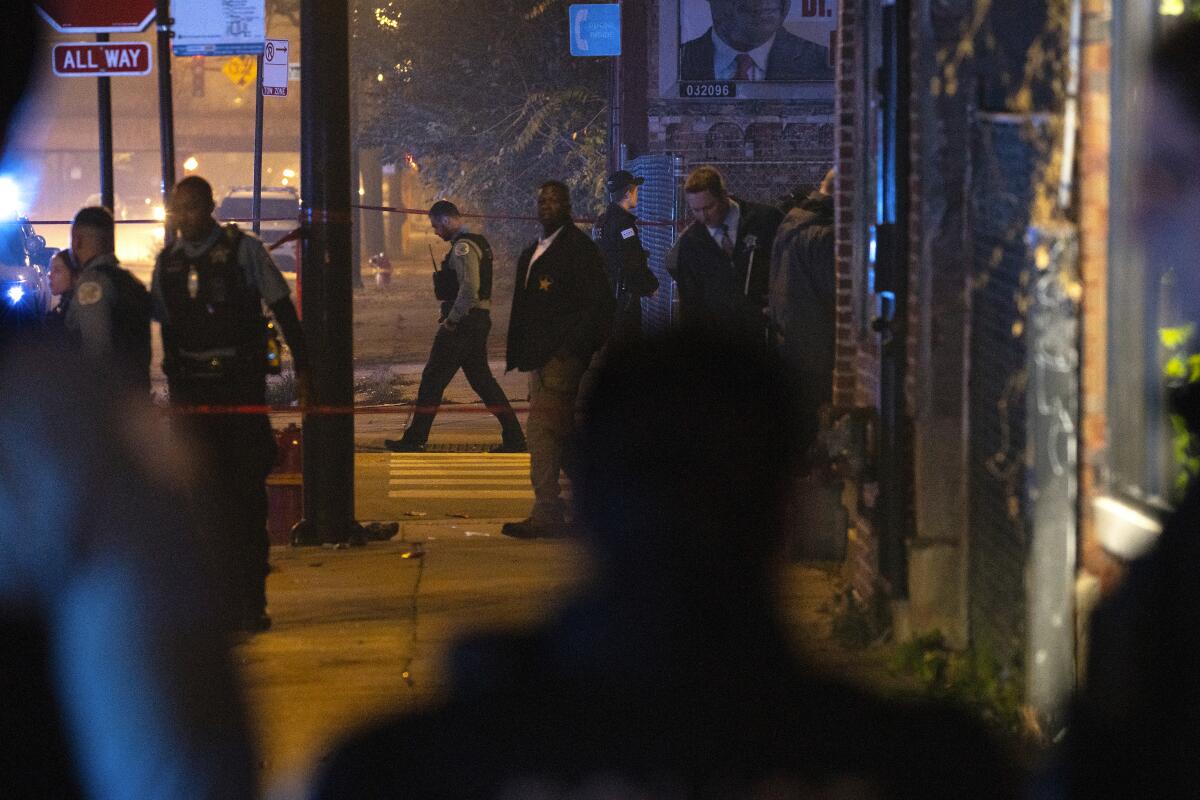 Policía de Chicago trabaja en la escena de un tiroteo en el West Side de Chicago, 31 de octubre de 2022.