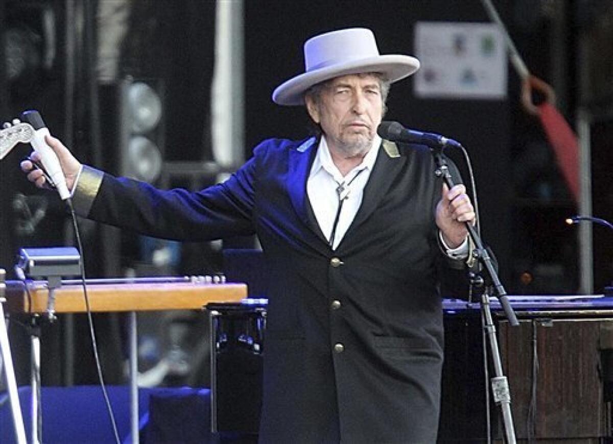 En esta imagen, tomada el 22 de julio de 2012, el cantante y compositor estadounidense Bob Dylan durante su actuación en el festival "Les Vieilles Charrues" de Carhaix, en el oeste de Francia. Dylan fue reconocido con el Premio Nobel de Literatura 2016 el 13 de octubre de 2016.