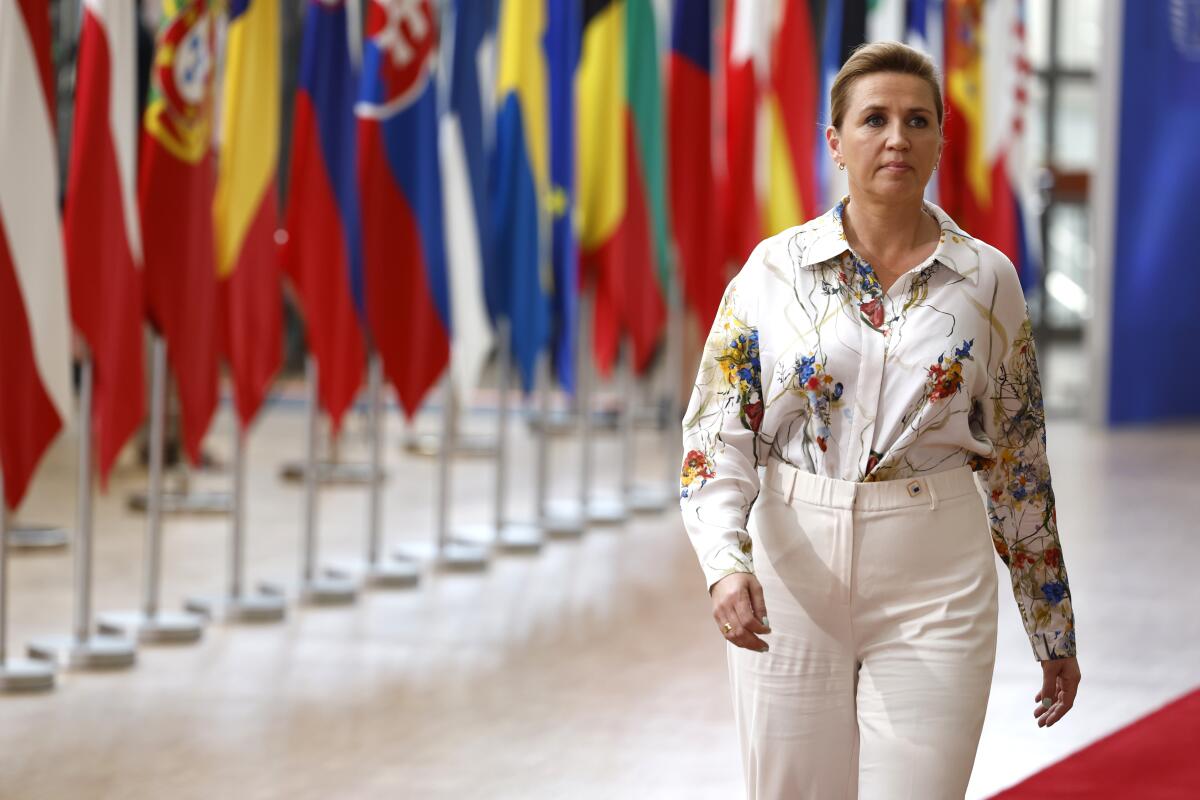 ARCHIVO – La primera ministra danesa, Mette Frederiksen, llega a una cumbre de la Unión 