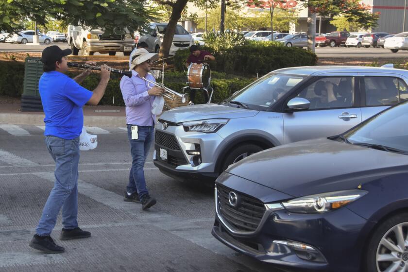 Músicos callejeros tocan en la calle