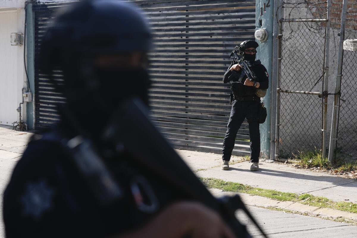 ARCHIVO - Agentes de policía municipales patrullan por un barrio de Celaya,