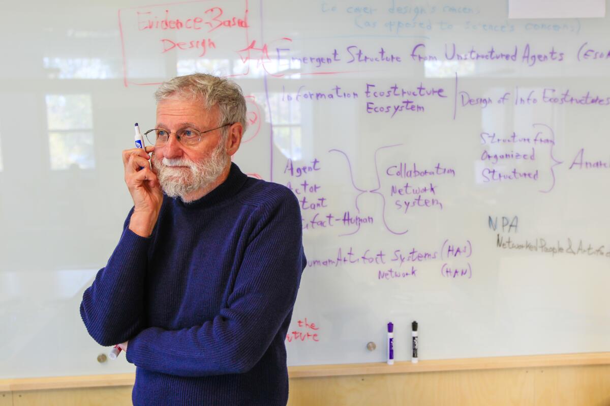 El ingeniero Don Norman trabaja en el laboratorio de diseño de Atkinson Hall en la UCSD.