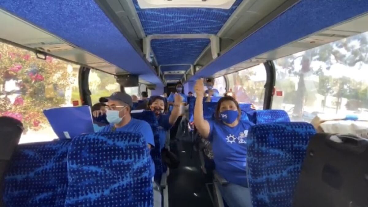 La caravana salió de Pasadena en el autobús llamado “La Libertad” rumbo a Washington DC.