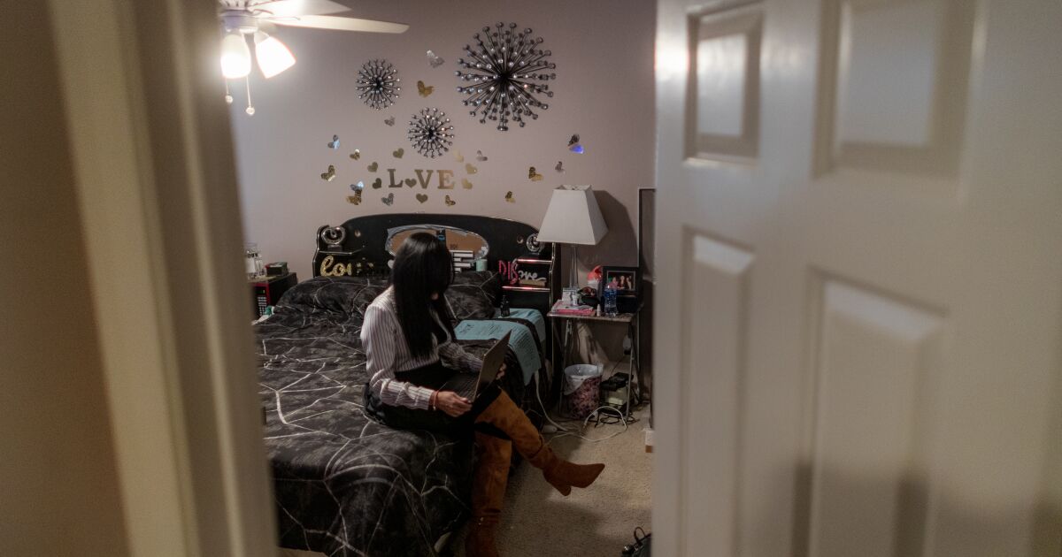 Two Venezuelan families. Two immigration policies. Two different outcomes. Two Venezuelan families. Two immigration policies. Two different outcomes.