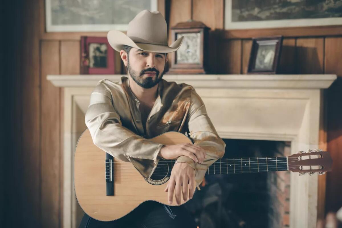 El cantautor Joss Favela en una nueva imagen promocional.