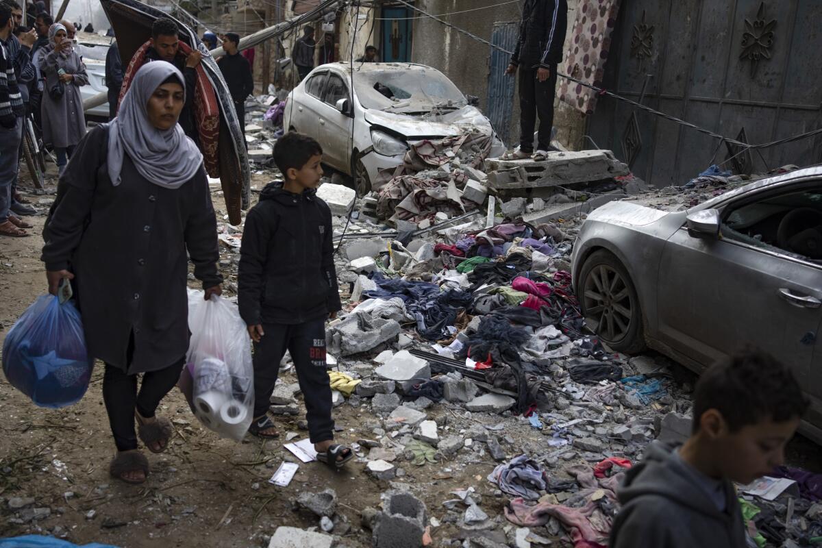Palestinos contemplan la destrucción tras una incursión aérea israelí, Rafah, Franja de Gaza