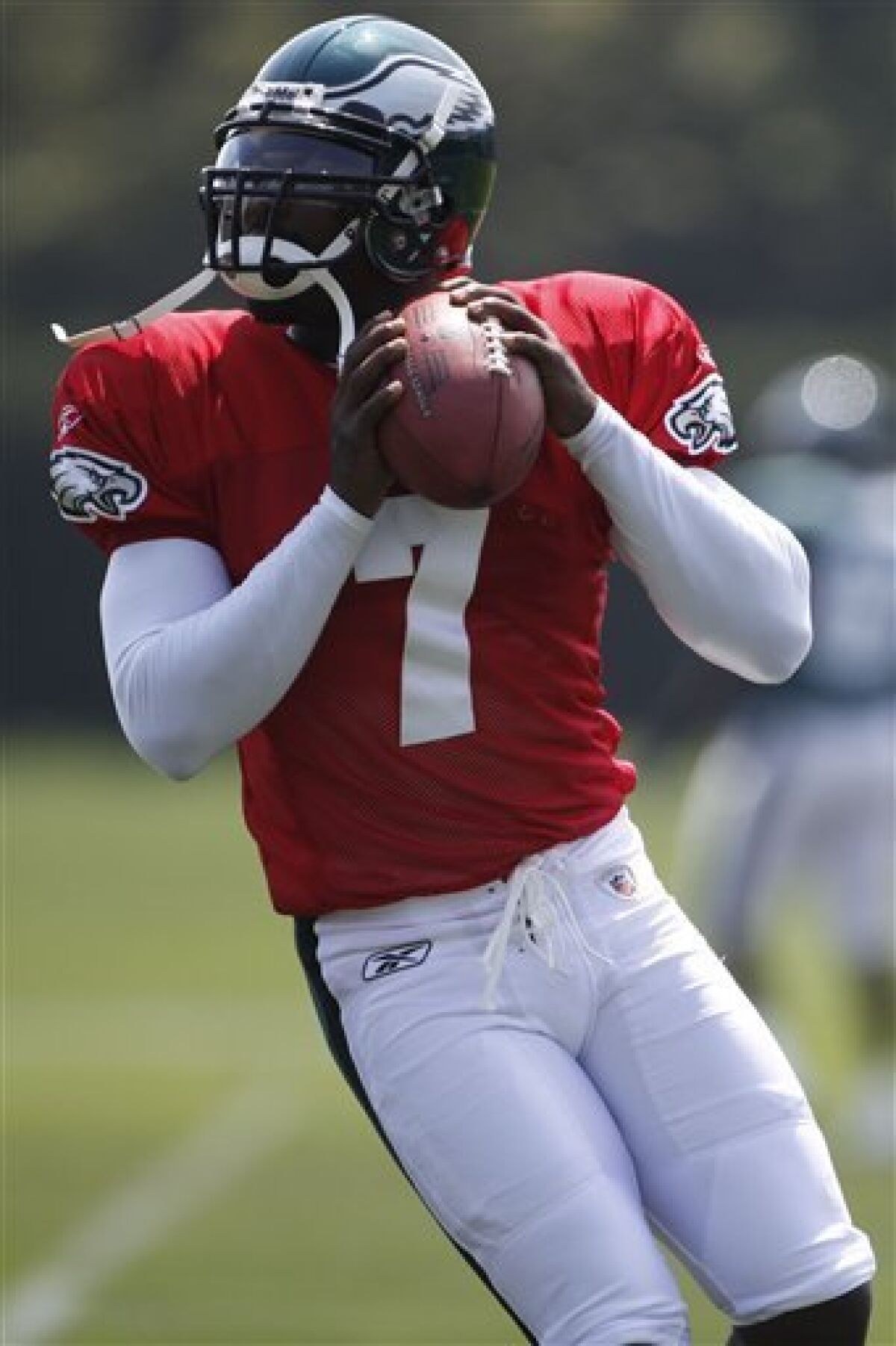 Michael Vick practicing with Philadelphia Eagles' first team