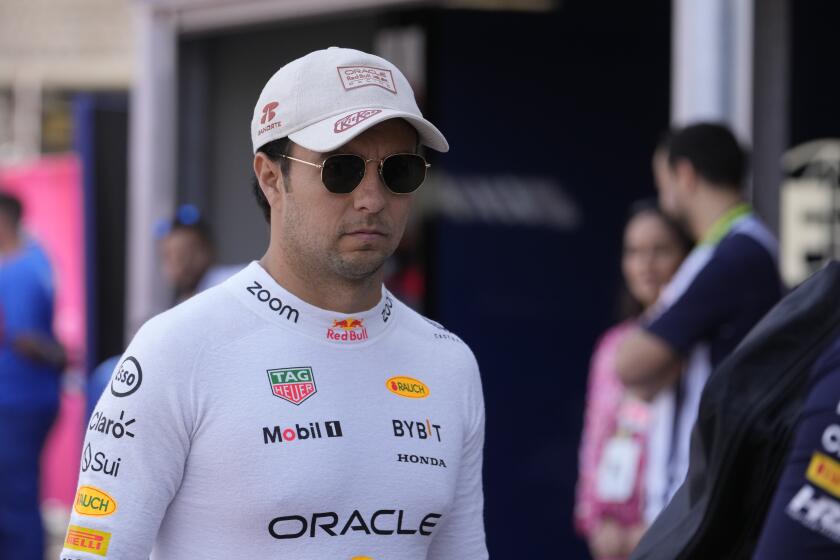 El piloto de Red Bull Sergio Pérez llega a los pits previo al Gran Premio de Mónaco de la Fórmula Uno, el domingo 26 de mayo de 2024. (AP Foto/Luca Bruno)