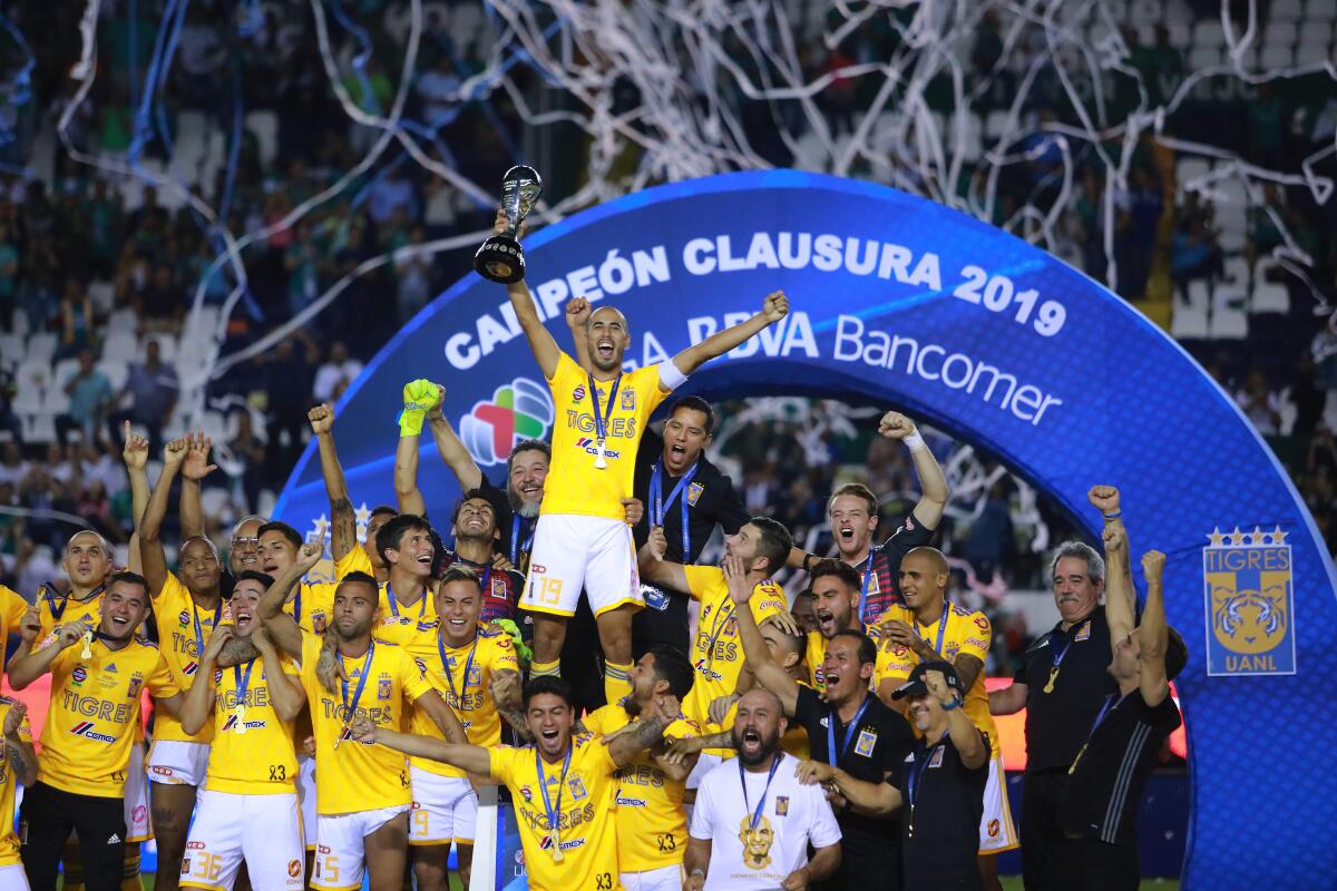 LEON, MEXICO - MAY 26: Players of Tigres celebrates with the trohpy during the final second leg match between Leon and Tigres UANL as part of the Torneo Clausura 2019 Liga MX at Leon Stadium on May 26, 2019 in Leon, Mexico. (Photo by Manuel Velasquez/Getty Images) ** OUTS - ELSENT, FPG, CM - OUTS * NM, PH, VA if sourced by CT, LA or MoD **