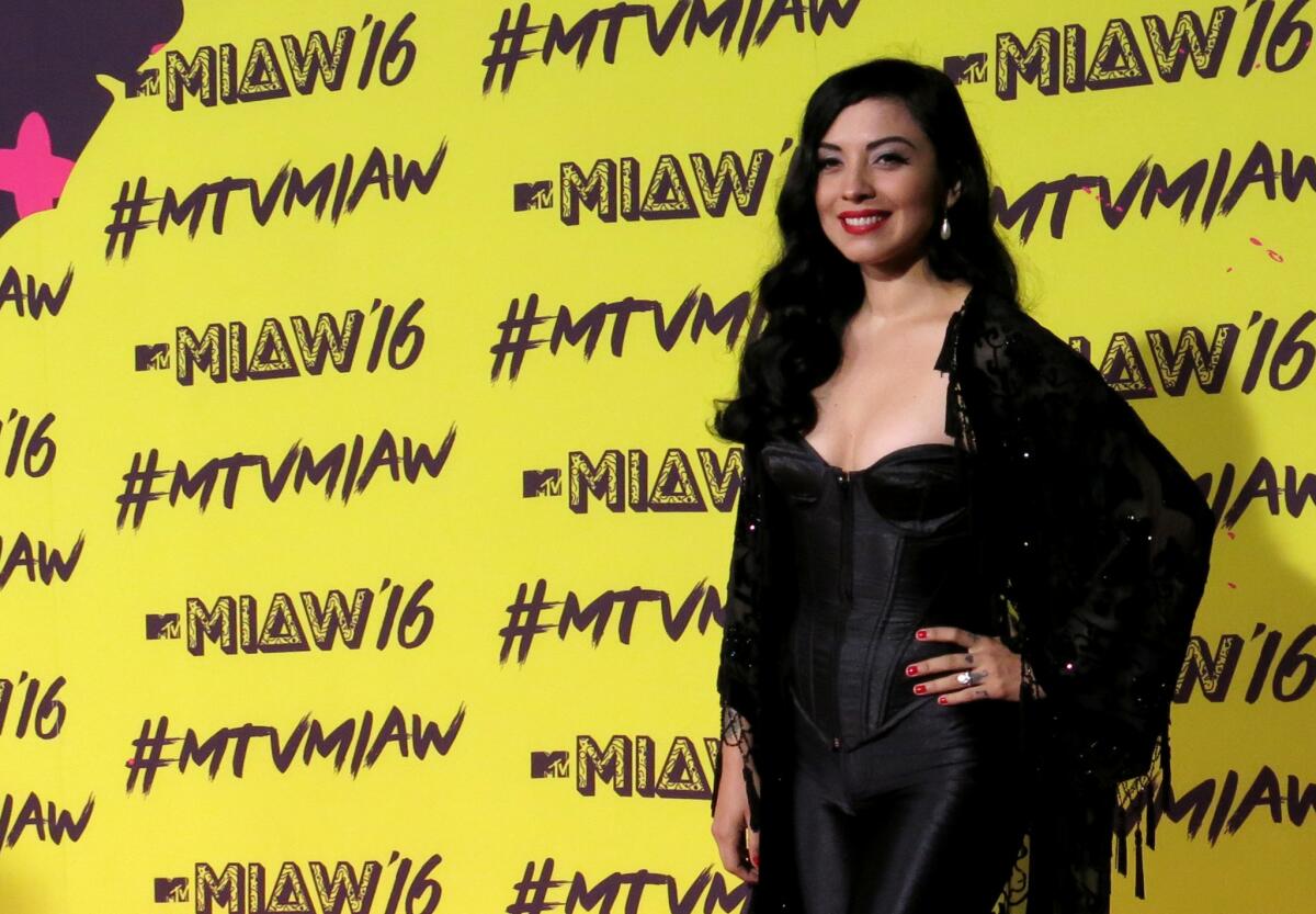 Mon Laferte durante su llegada a los premios MTV MIAW en el Pepsi Center en la Ciudad de México en una fotografía del 12 de junio de 2016.