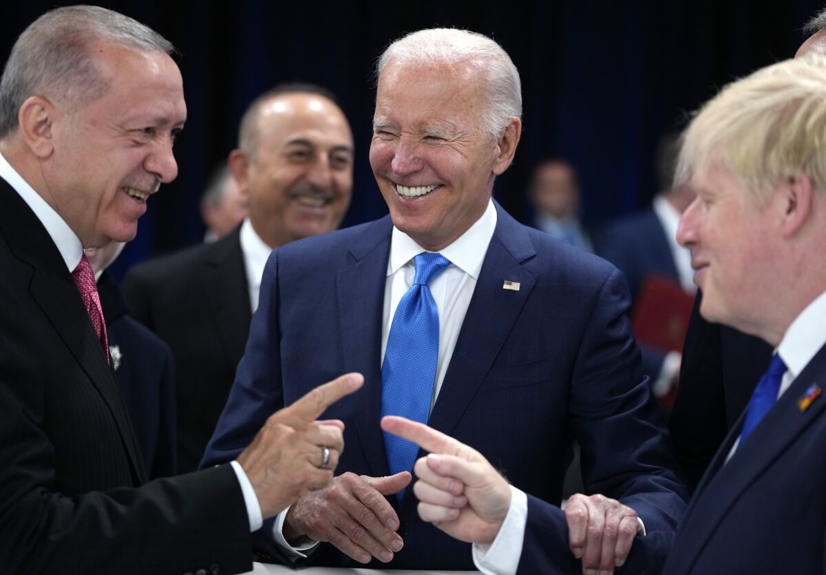 Soldan sağa, Türkiye Cumhurbaşkanı Recep Tayyip Erdoğan, ABD Başkanı Joe Biden ve İngiltere Başbakanı Boris Johnson konuşuyor