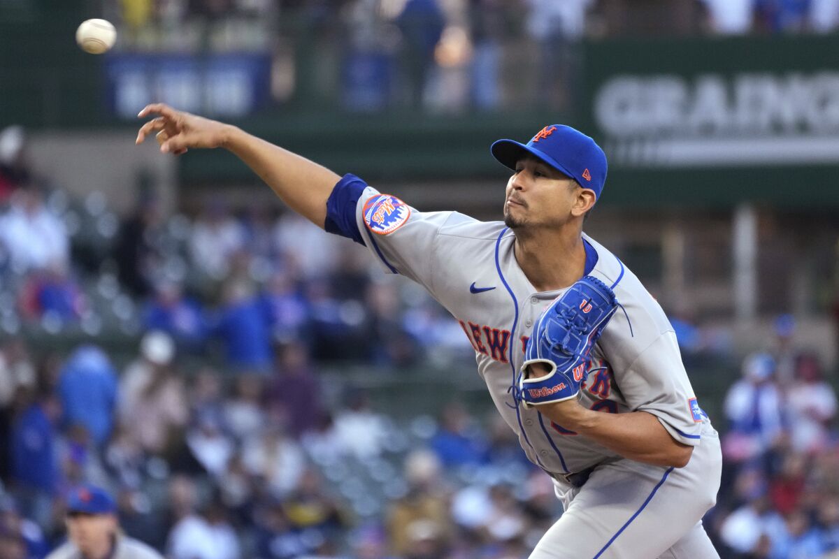 El venezolano Carlos Carrasco, abridor de los Mets de Nueva York, lanza ante los Cachorros de Chicago el jueves 25 de mayo de 2023 (AP Foto/Nam Y. Huh)