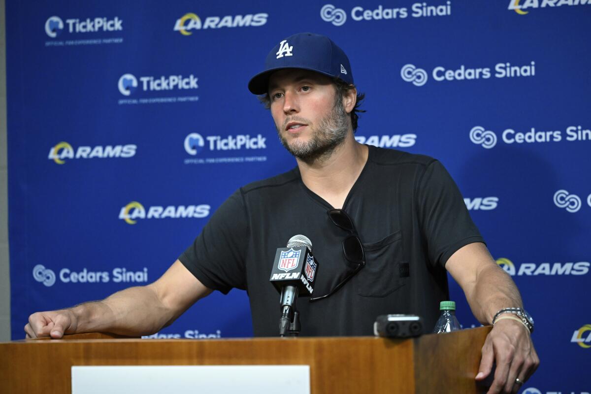 র্যামস ম্যাথু স্টাফোর্ডের মিডফিল্ডার রবিবার টেনেসি জুফরার বিপক্ষে ৩৩-১৯ জয়ের পরে একটি সংবাদ সম্মেলনে বক্তব্য রাখছেন।