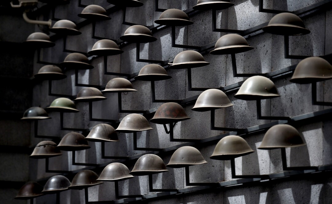 Cascos militares en exhibición en el museo del cementerio de los mártires en Tengchong, China.