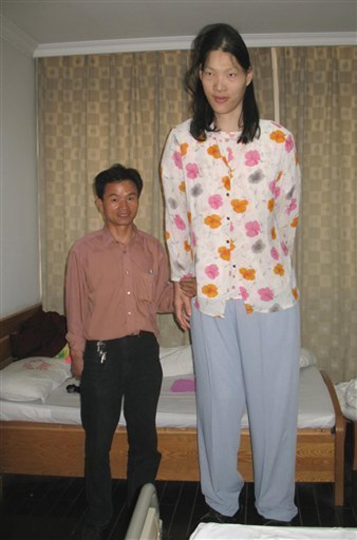 World's tallest woman dies in China at age 39 - The San Diego Union-Tribune