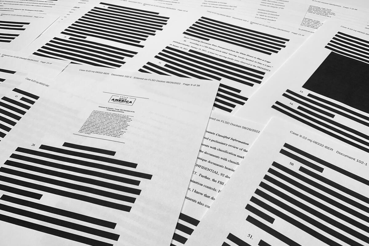 Páginas de la declaración jurada del FBI para obtener una orden de allanamiento para la propiedad Mar-a-Lago 