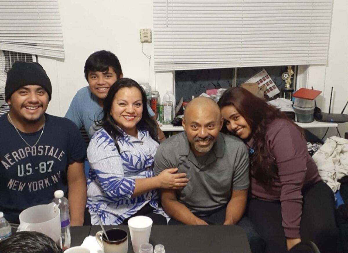 En esta imagen, Samuel Rodríguez aparece junto a su esposa y sus tres hijos.