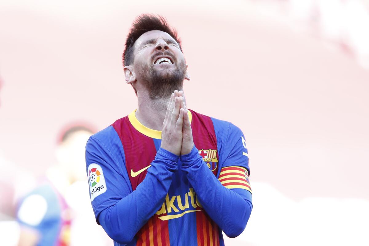 Lionel Messi de Barcelona lamenta una oportunidad perdida de gol 