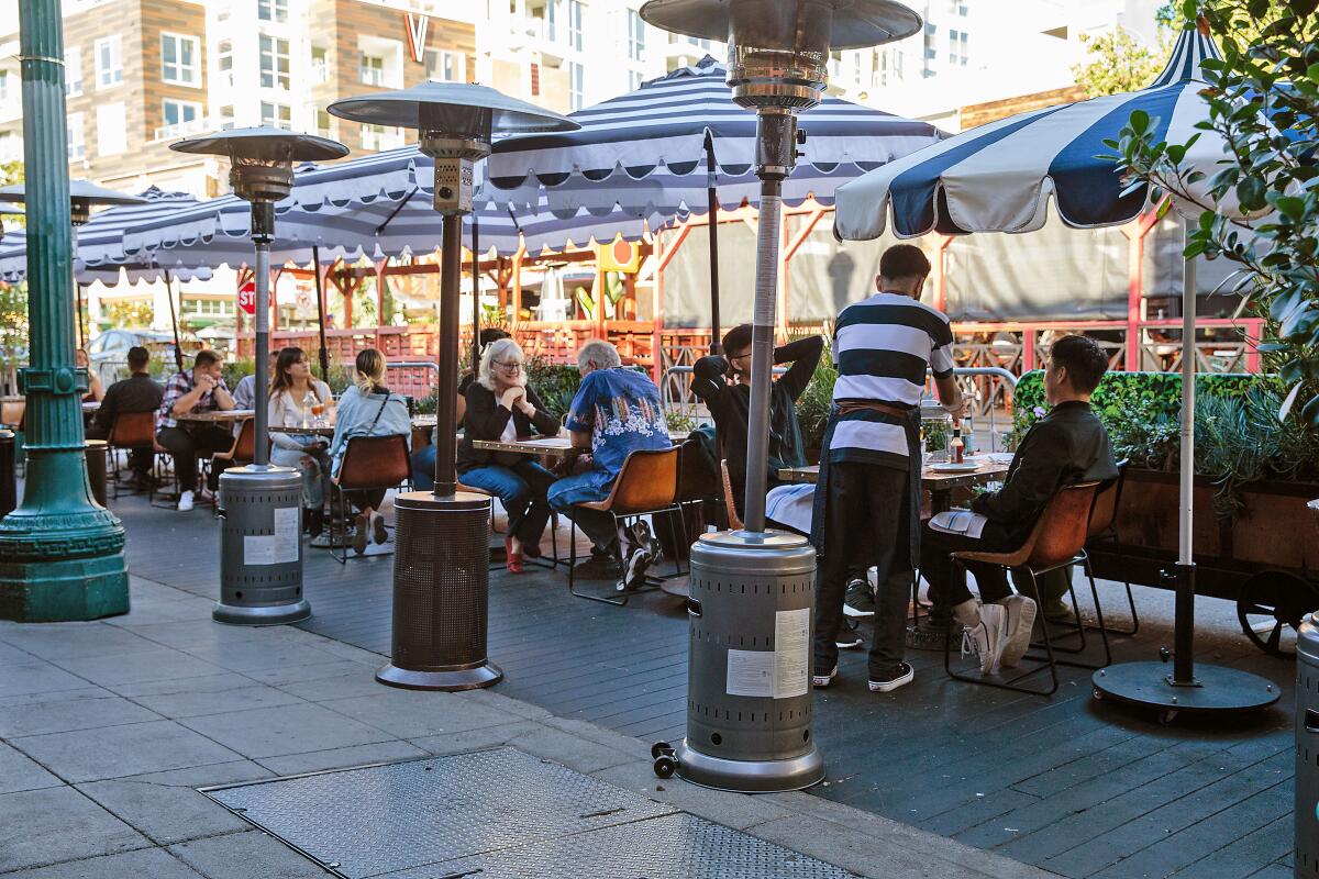 Los clientes cenan al aire libre en Ironside Fish and Oyster en Little Italy.