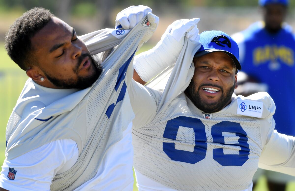 L'ailier défensif des Rams Aaron Donald (à droite) affronte Earnest Brown IV pendant le camp d'entraînement.