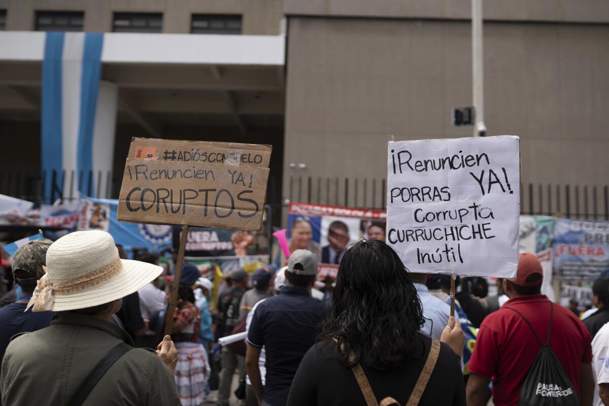 Manifestantes protestan frente a la fiscalía, el miércoles 18 de octubre de 2023, en Ciudad de Guatemala.