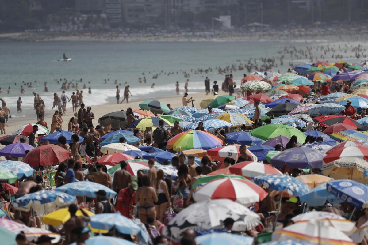 Un gran número de personas acuden a la playa de Ipanema, en Río de Janeiro, Brasil, 