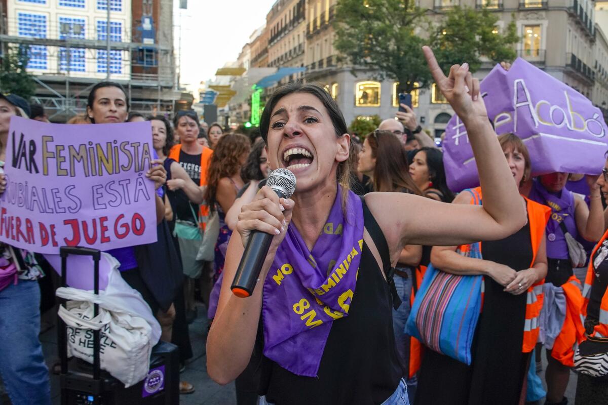 Una manifestante grita consignas durante una protesta contra el presidente de la Federación Española de Fútbol,