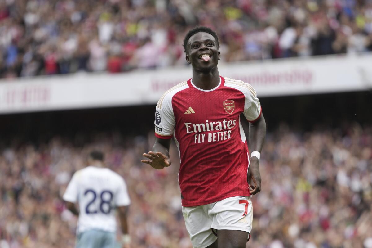 Arsenal continues perfect start with 3-0 win to top Premier League
