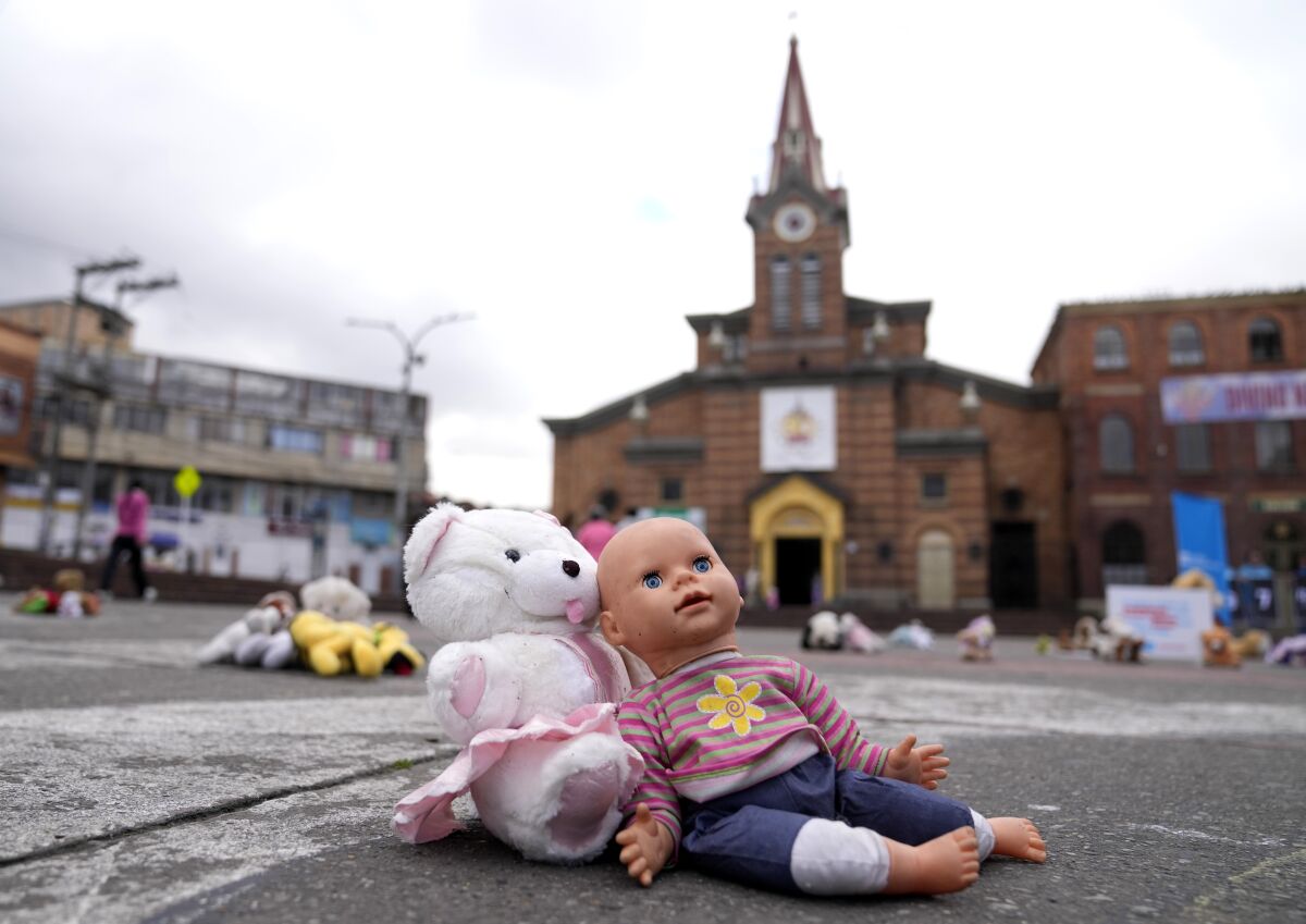 Denuncian abuso infantil en Colombia con acto con juguetes - Los Angeles  Times