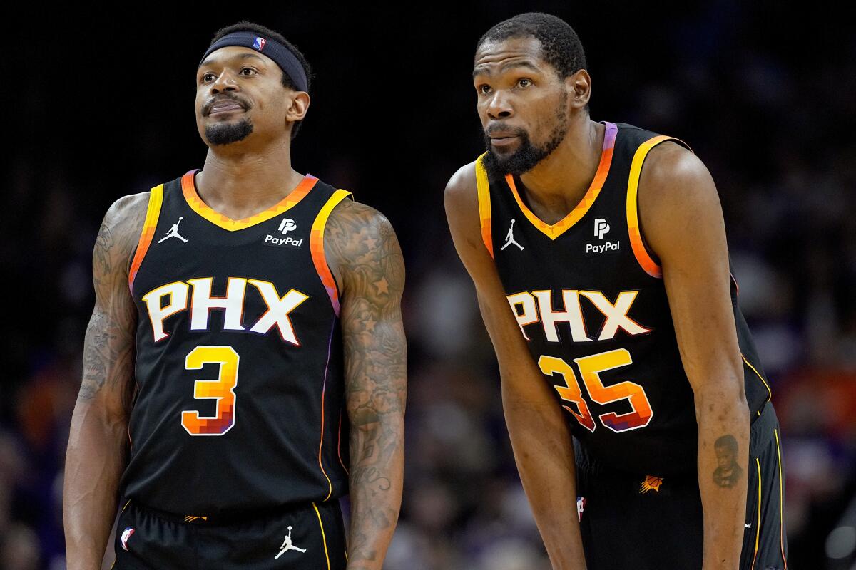 El escolta de los Suns de Phoenix Bradley Beal (3) y el alero Kevin Durant