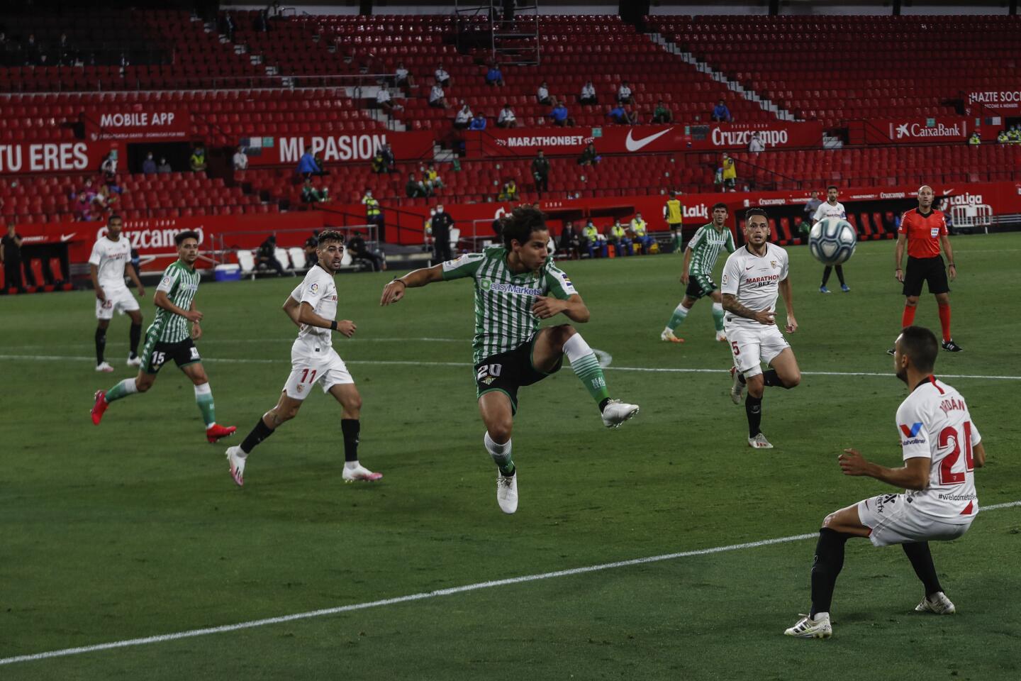 El histórico derbi Sevilla-Betis, que se jugó en el Sánchez Pizjuán este jueves a puerta cerrada después de tres meses sin competición por la pandemia de coronavirus, reanudó LaLiga Santander con un triunfo sevillista liderado por el argentino Lucas Ocampos (2-0), suyo equipo expuso más que el verdiblanco y que vio la luz en la segunda parte.El conjunto que entrena Julen Lopetegui consolida así su tercera plaza en la clasificación con los goles de Lucas Ocampos, de penalti, y del brasileño Fernando Reges tras un pase de tacón del argentino en los comienzos de la segunda mitad y deja al del Joan Francesc Ferrer 'Rubi' sin reaccionar en la zona media de la clasificación, y más después de un partido en el que solo apretó cuando en la última fase y ya con dos tantos en contra.