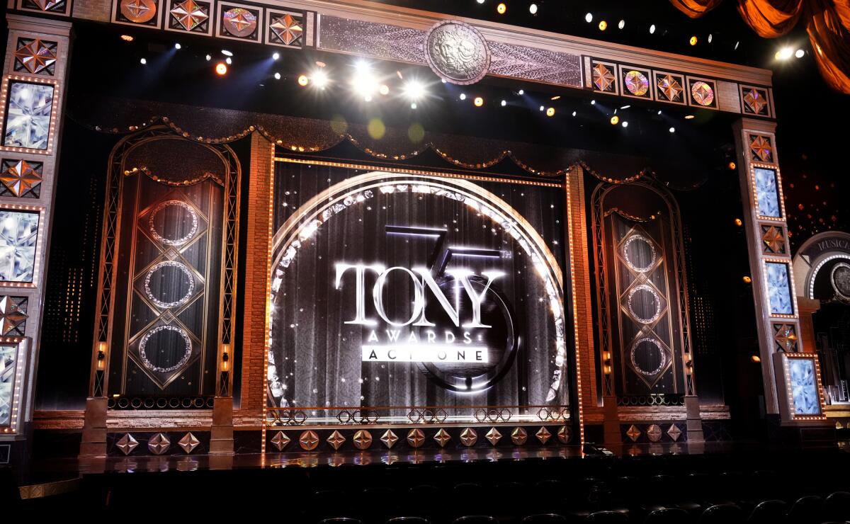 FILE - El escenario antes del inicio de la 75.ª entrega anual de los premios Tony el 12 de junio 