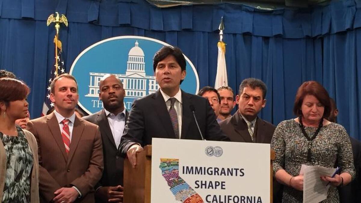 El presidente del Senado, Kevin de León y la presidenta de la Asamblea, Toni Atkins, durante la ceremonia en la que se dio a conocer el paquete legislativo de 10 iniciativas de ley en favor de los inmigrantes del estado de California.
