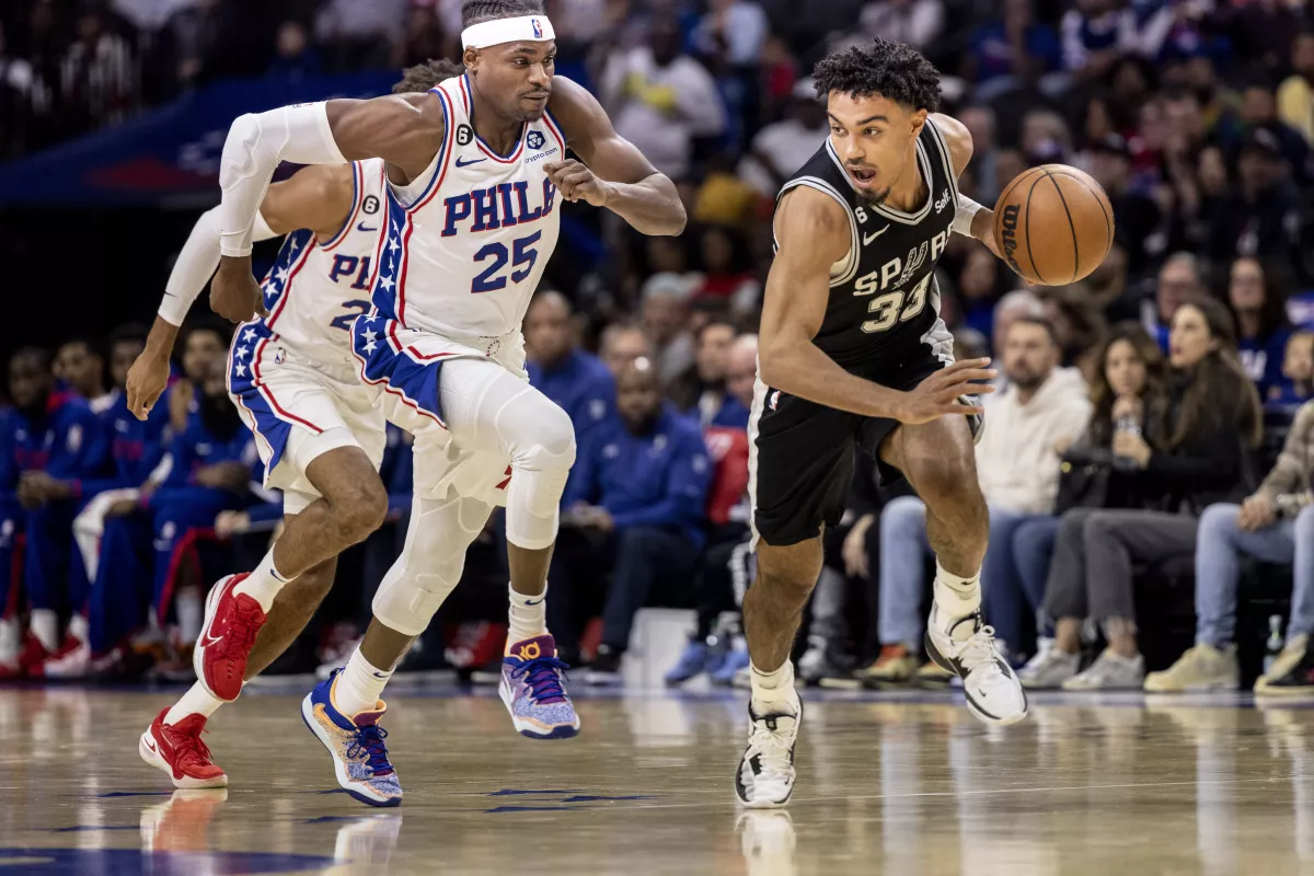 Tre Jones dribbles past Philadelphia's Danuel House, Jr.