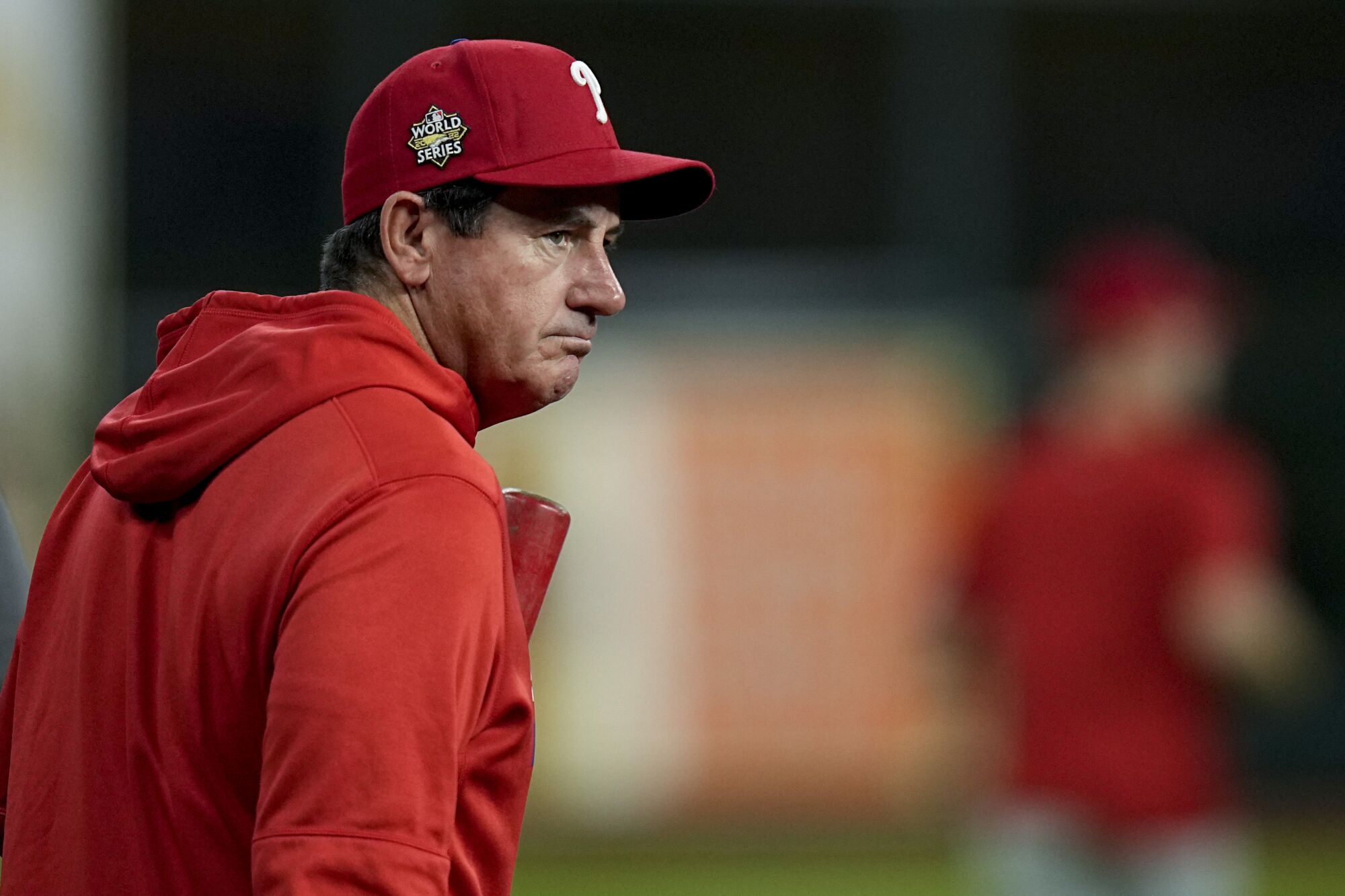 Le manager des Phillies de Philadelphie, Rob Thomson, regarde l'entraînement au bâton avant le deuxième match des World Series le 29 octobre.