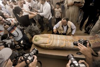 Mostafa Waziri, secretario general del Consejo Supremo de Antigüedades de Egipto, muestra un sarcófago antiguo de madera en el sitio de la pirámide escalonada de Zoser, en Saqqra, a unos 24 kilómetros (15 millas) al suroeste de El Cairo, Egipto, el sábado 27 de mayo de 2023. (AP Foto/Amr Nabil)