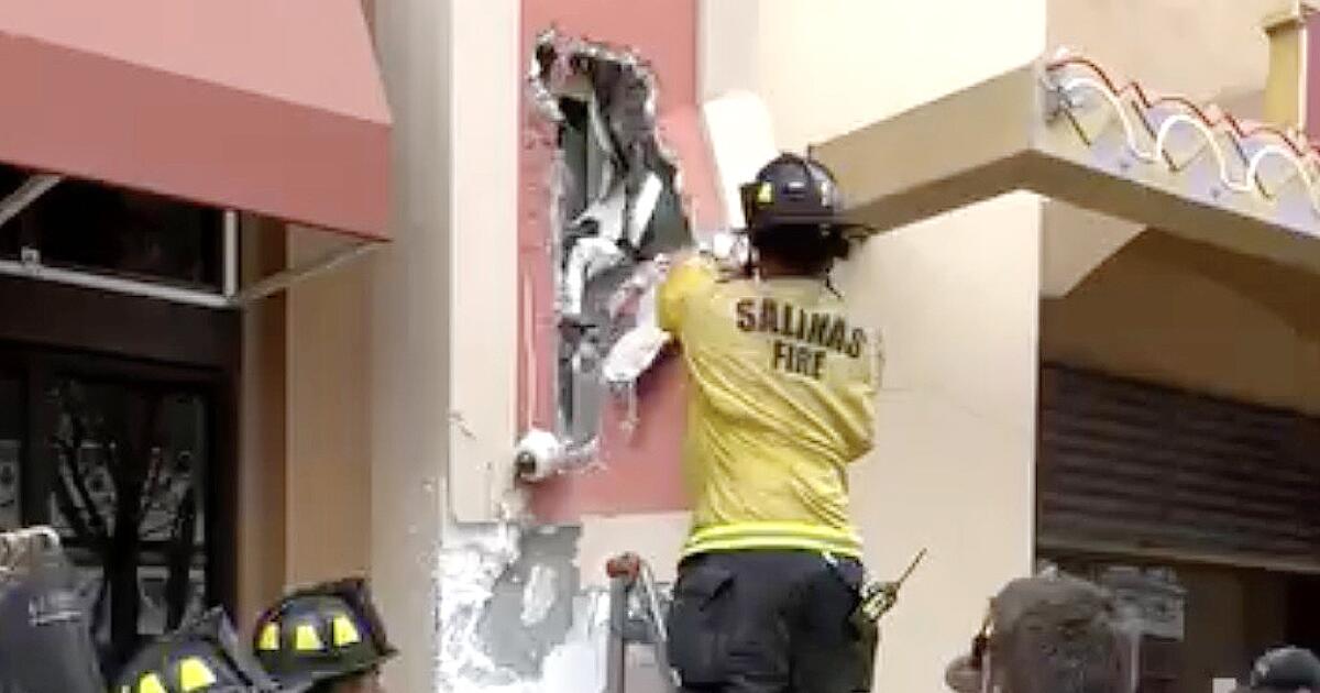 Un cambrioleur présumé coincé dans un mur a repris vie après que la police de Salinas, au-dessus d’un café, ait entendu ses appels à l’aide.