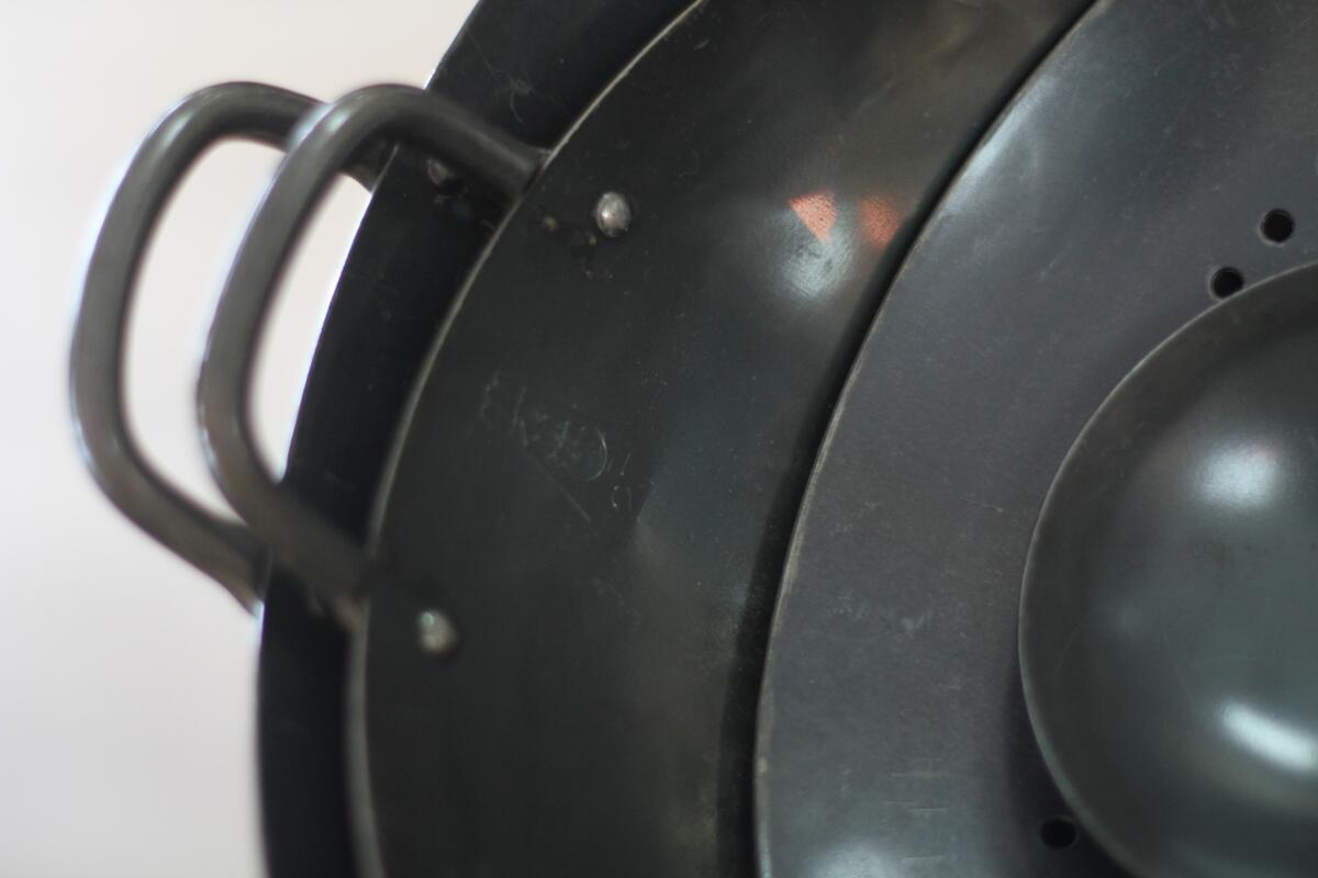 Hitachiya also carries cast iron pots and steel woks.