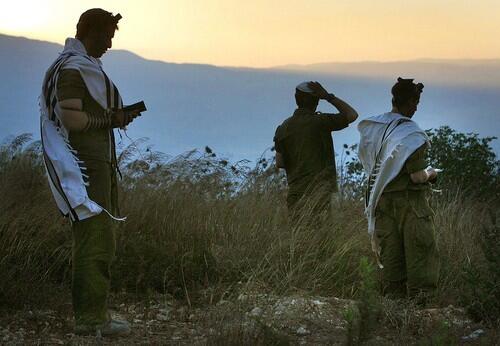 Israeli soldiers pray