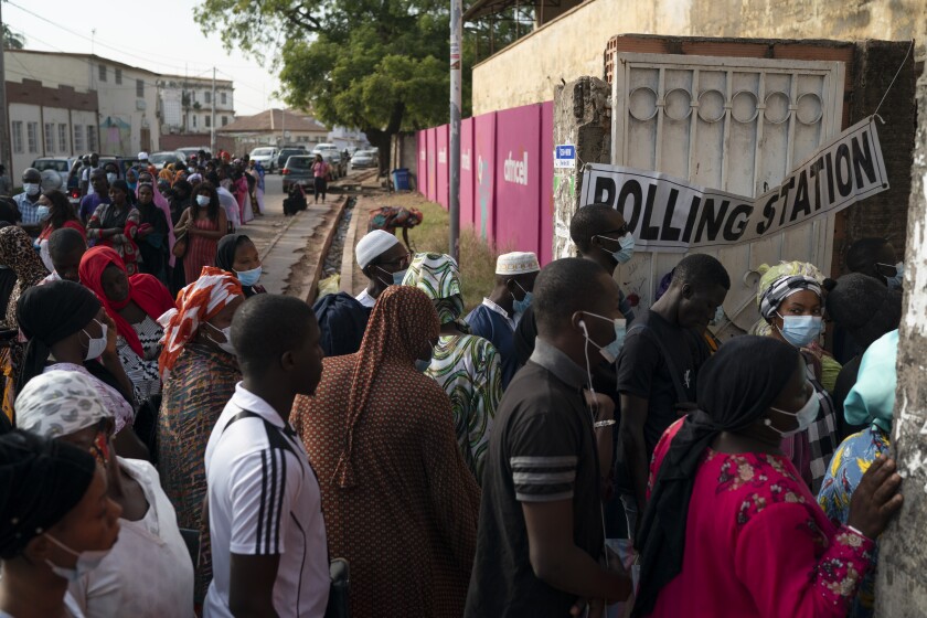 Votantes acuden a los colegios electorales en Banjul, Gambia, el sábado 4 de diciembre de 2021. (AP Foto/Leo Correa)