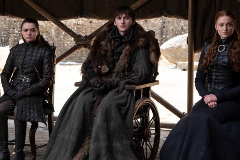 Los oprimidos niños Stark, Arya (Maisie Williams), Bran (Isaac Hempstead Wright) y Sansa (Sophie Turner), se sientan en posiciones de poder en “Game of Thrones”.