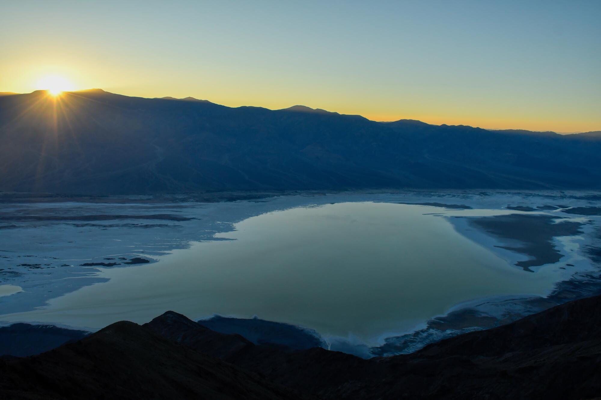 Death Valley gleams with water, wildflowers and color - Los Angeles Times